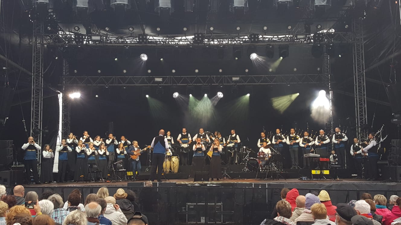 Le Bagad Penhars a fait son retour sur scène pour le concert d'Enrico Macias samedi